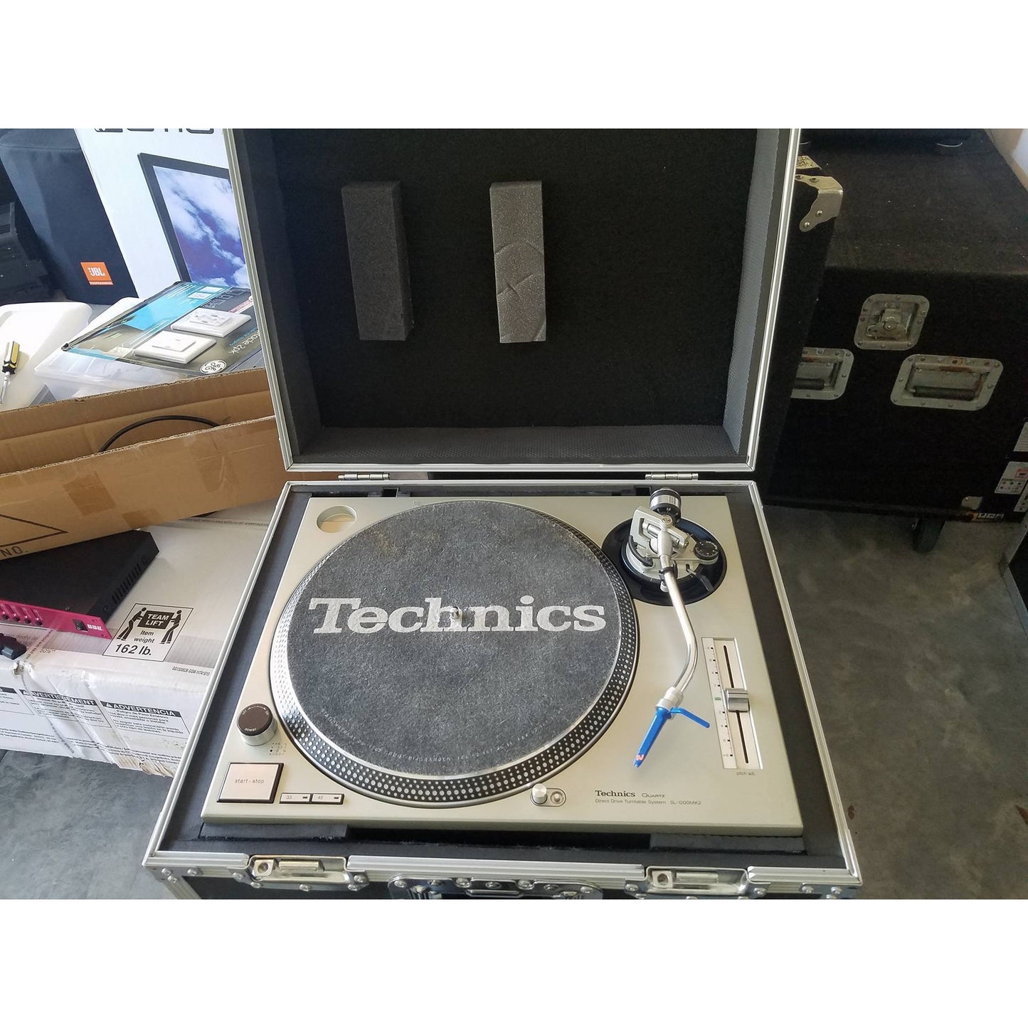 10113_ProX-Flight-Case-for-Turntable---Universal-W-Foam-Kit-_-Silver-on-Black_ALT11sqr