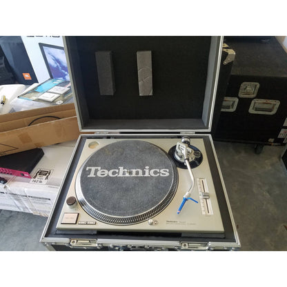 10113_ProX-Flight-Case-for-Turntable---Universal-W-Foam-Kit-_-Silver-on-Black_ALT11sqr