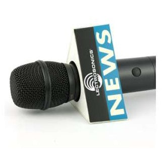 HHXTND mic flag extender fitted on a handheld transmitter with a triangular Lectrosonics NEWS mic flag behind the microphone capsule, Lectrosonics