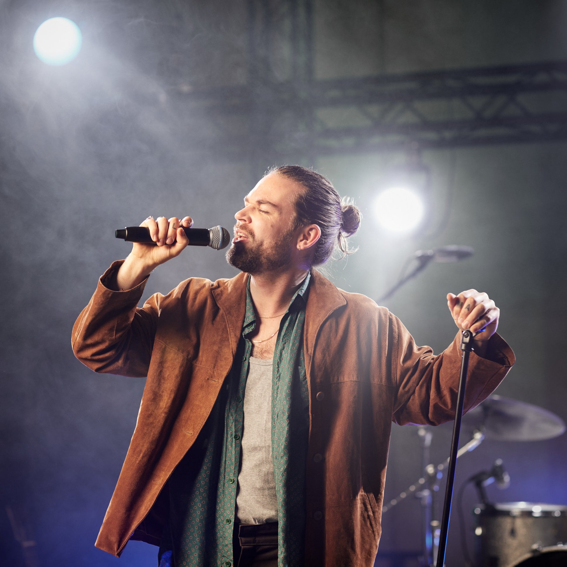 Shure GLXD2+/B58 Dual Band Handheld Microphone Transmitter lifestyle 1