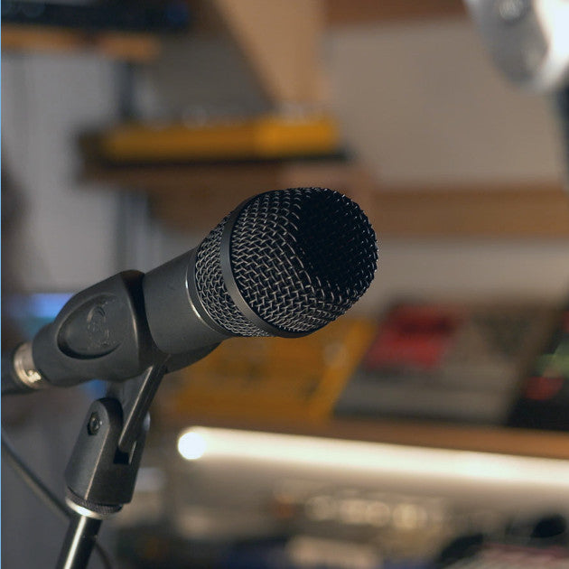 Earthworks SR117 Supercardioid Vocal Condenser Microphone lifestyle