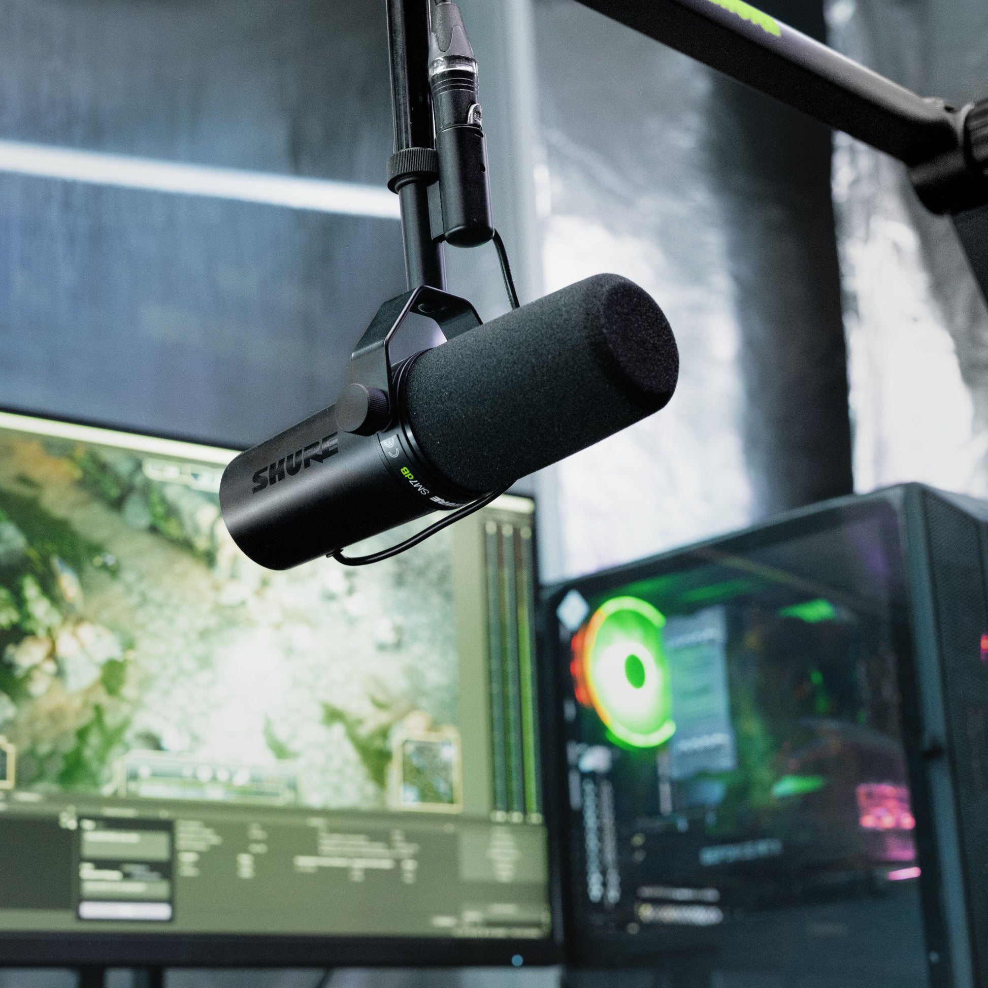 Shure SM7dB Active Dynamic Cardioid Vocal Microphone lifestyle 1