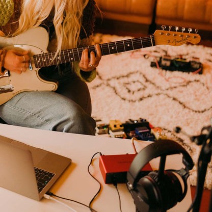 Focusrite Scarlett Solo 4th Gen USB-C Audio Interface lifestyle 2