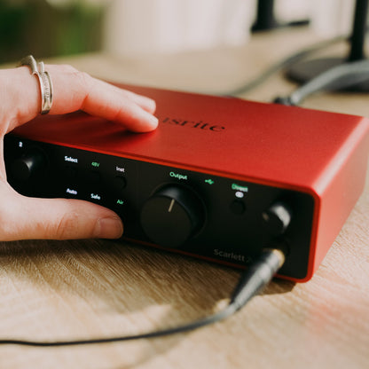 Focusrite Scarlett 2i2 4th Gen USB-C Audio Interface lifestyle 1