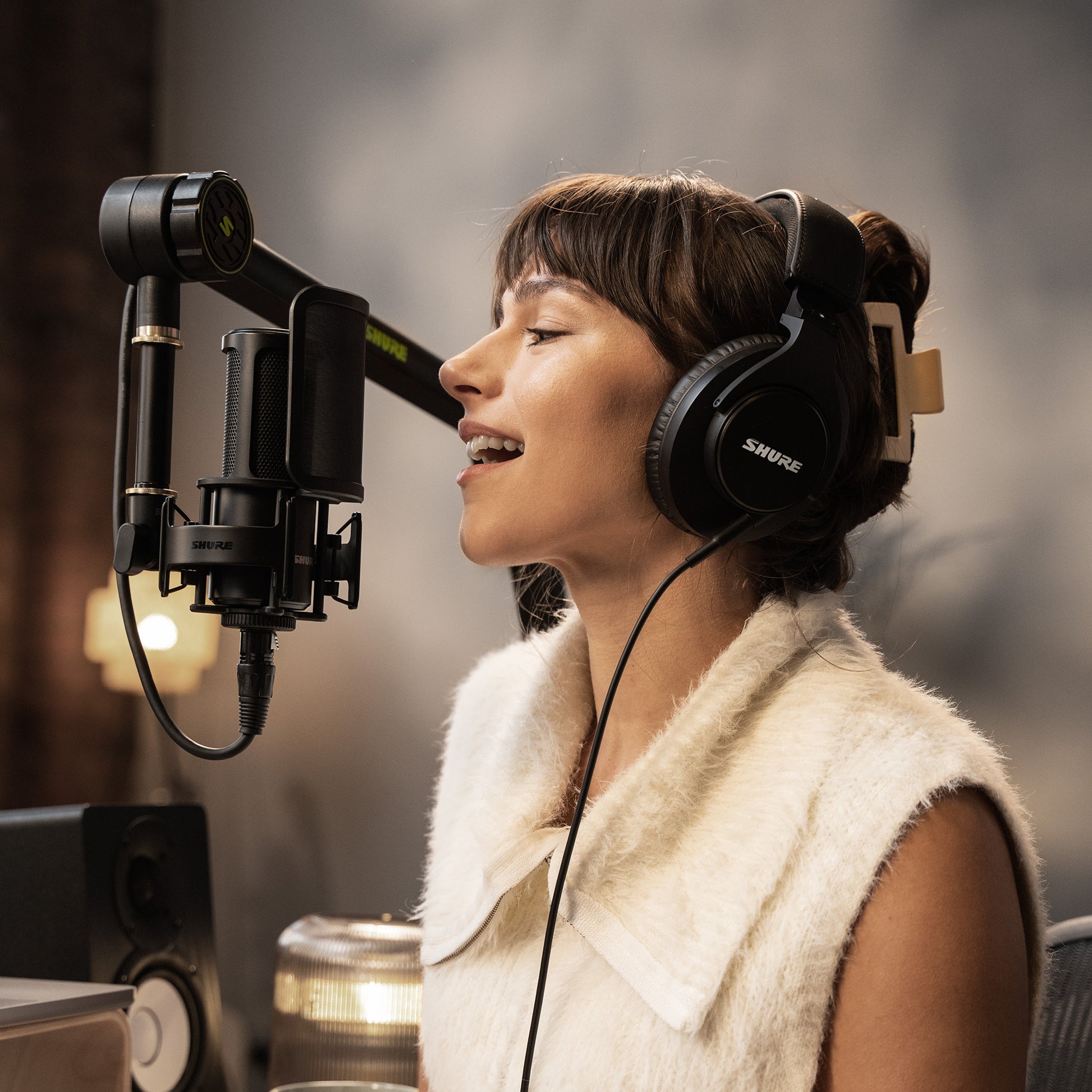 Shure A4PF Magnetic Pop Filter for SM4 Recording Microphone lifestyle 2