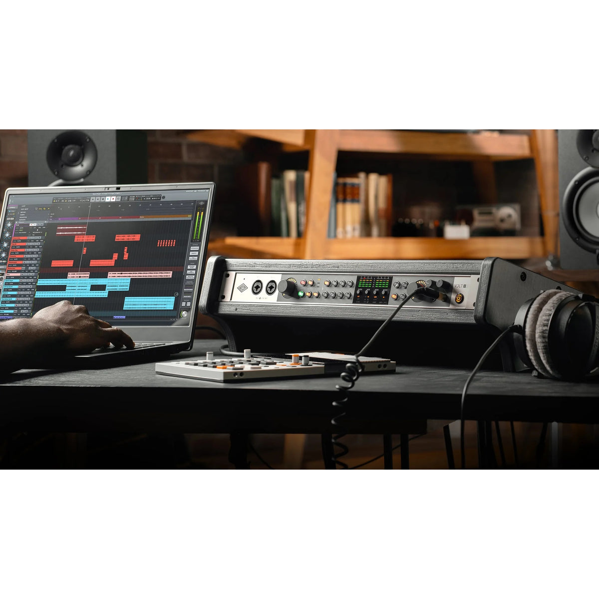 208211_Universal-Audio-VOLT876-24x28-USB-2.0-Rackmount-Audio-Interface_ALT02sqr