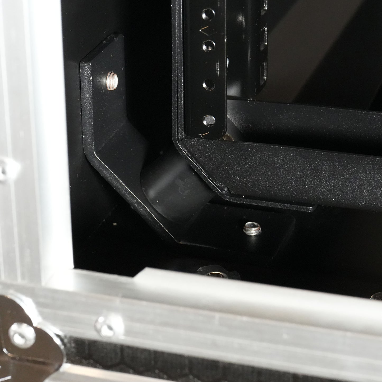 208451_ProX-Live-Performance-Gear-XS-SLAM-Vertical-Rack-Shock-Mount-Case-20_D-_-18U_ALT06sqr