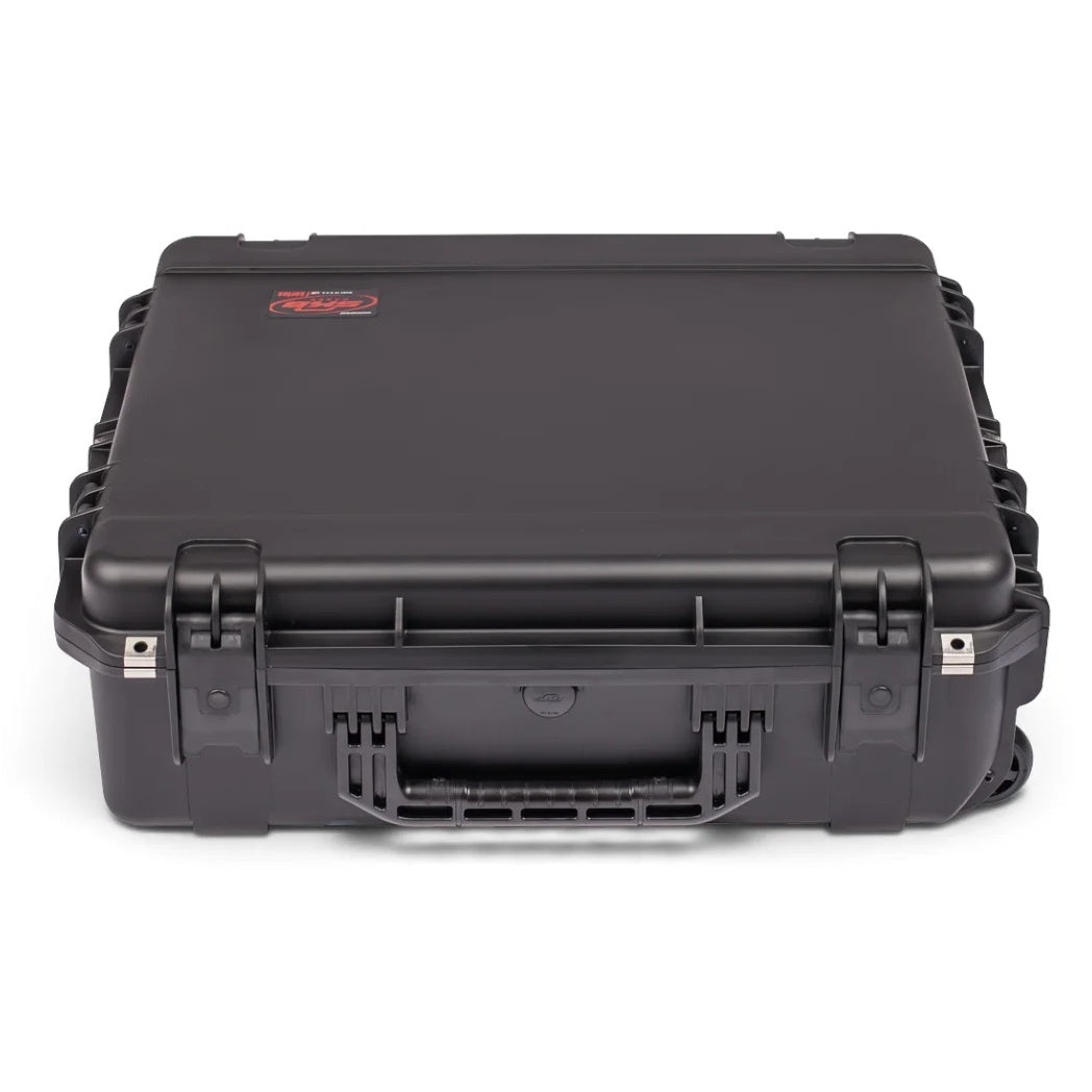 3I-2421-7BE iSeries case closed front view with dual latches and rubber over-molded carry handle, SKB