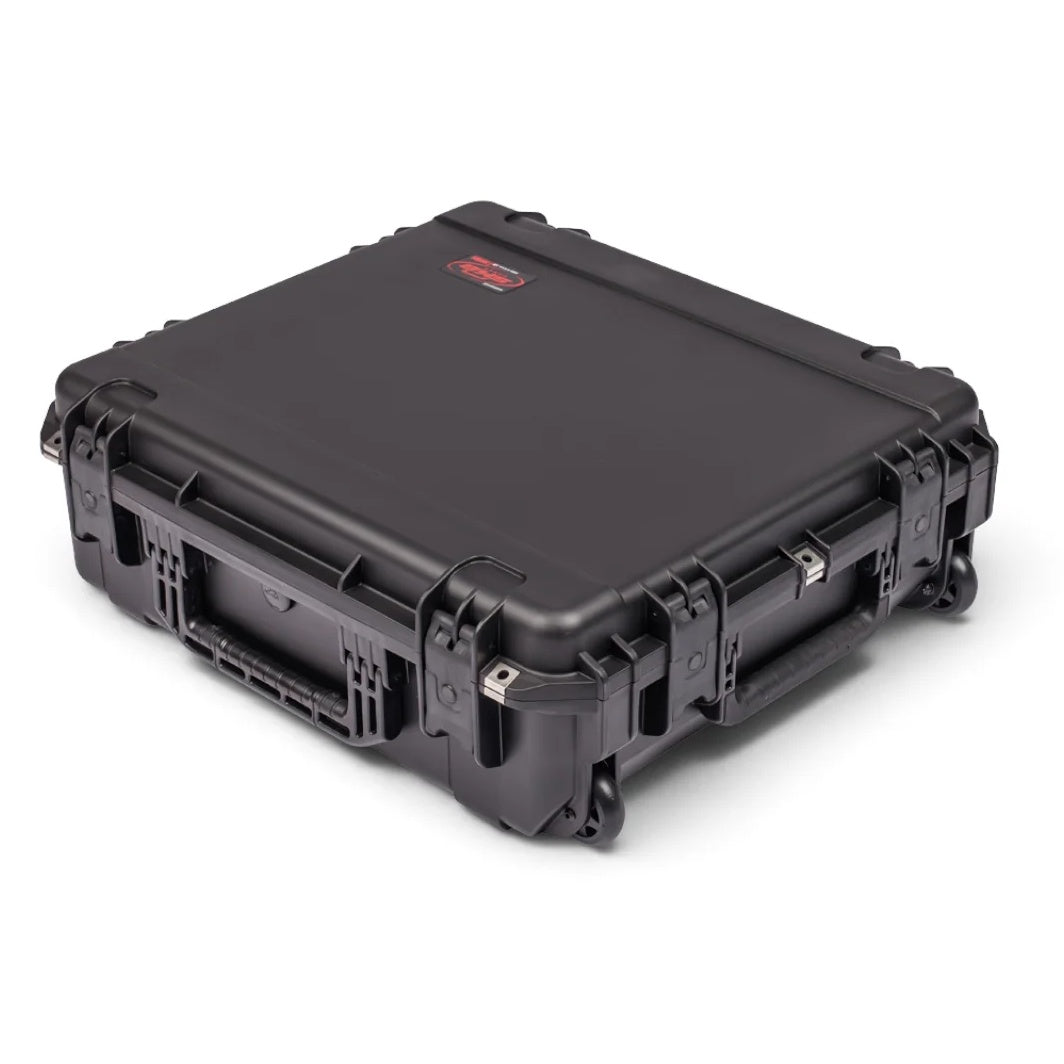 3I-2421-7BE iSeries case closed top three-quarter view showing flat lid and latch row, SKB