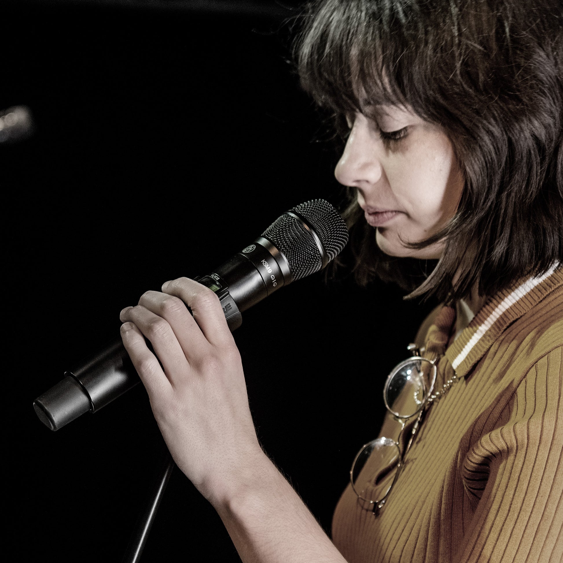 Shure ULXD2/KSM9 Digital Handheld Transmitter lifestyle 2