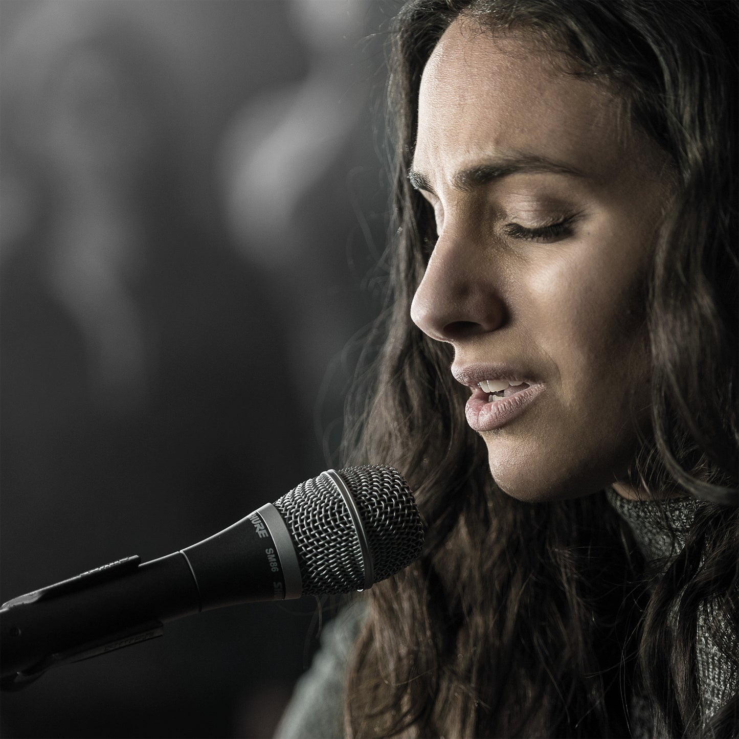 Shure QLXD2/SM86 Wireless Handheld Microphone lifestyle