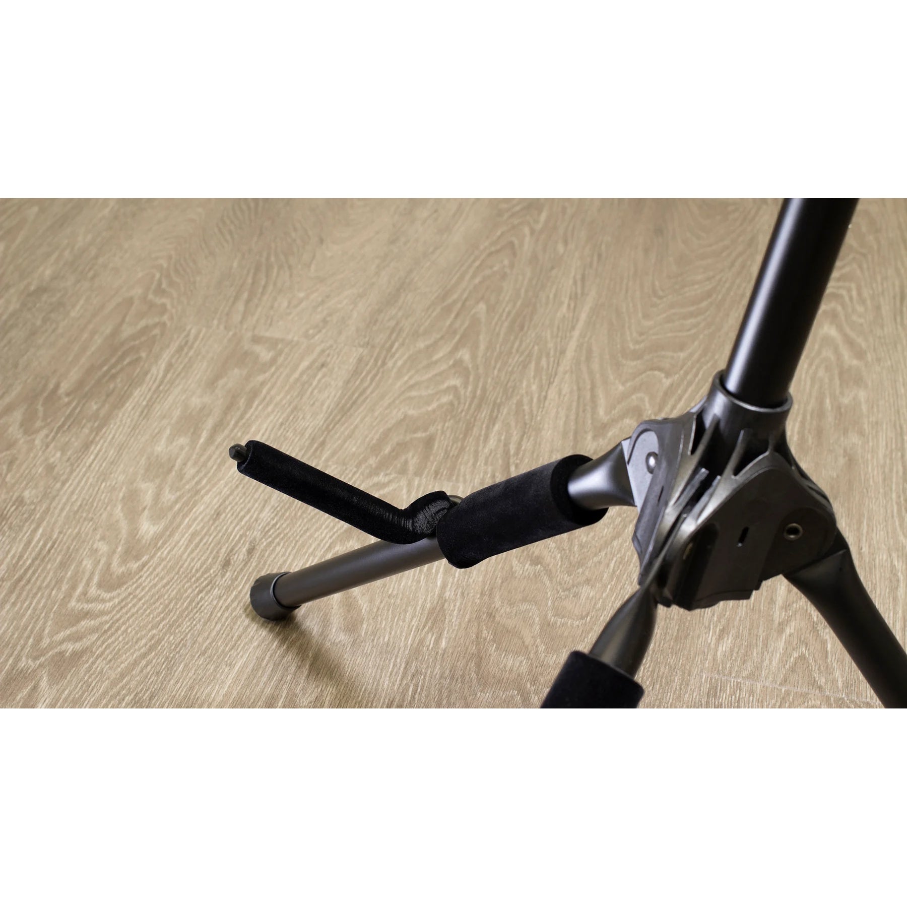 59646_Ultimate-Support-GS-200+-Genesis-Series-Plus-Guitar-Stand-With-Locking-Legs_ALT30sqr