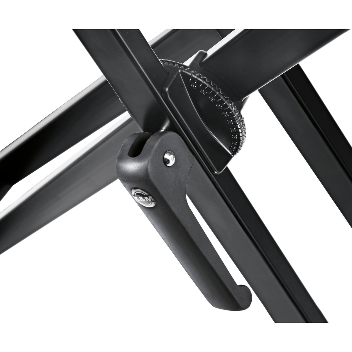 18997 keyboard stand close-up of the center pivot with the toothed height-adjustment wheel and black locking lever bearing the K&M logo, K&M