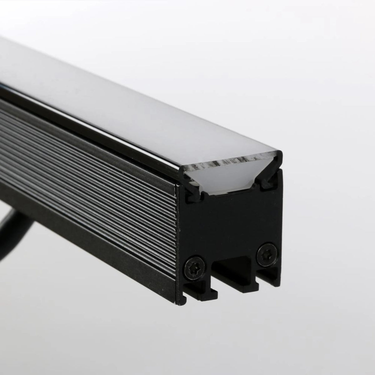 VDO Sceptron 320mm LED batten end detail with flat clear diffuser seated in ribbed black extrusion and Torx end-cap screws, Martin Lighting