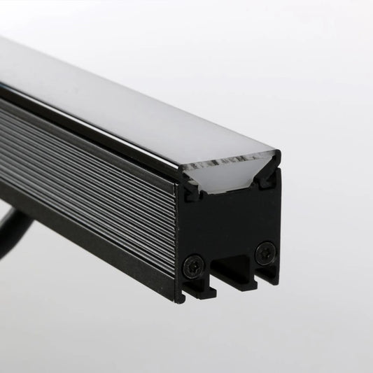 VDO Sceptron 1000mm flat clear diffuser end detail showing diffuser seated in ribbed black extrusion with Torx end-cap screws, Martin Lighting