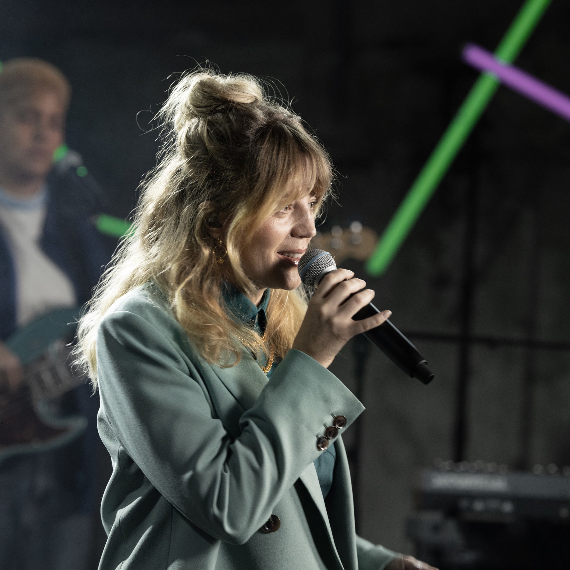 Shure GLXD2+/B58 Dual Band Handheld Microphone Transmitter lifestyle 2