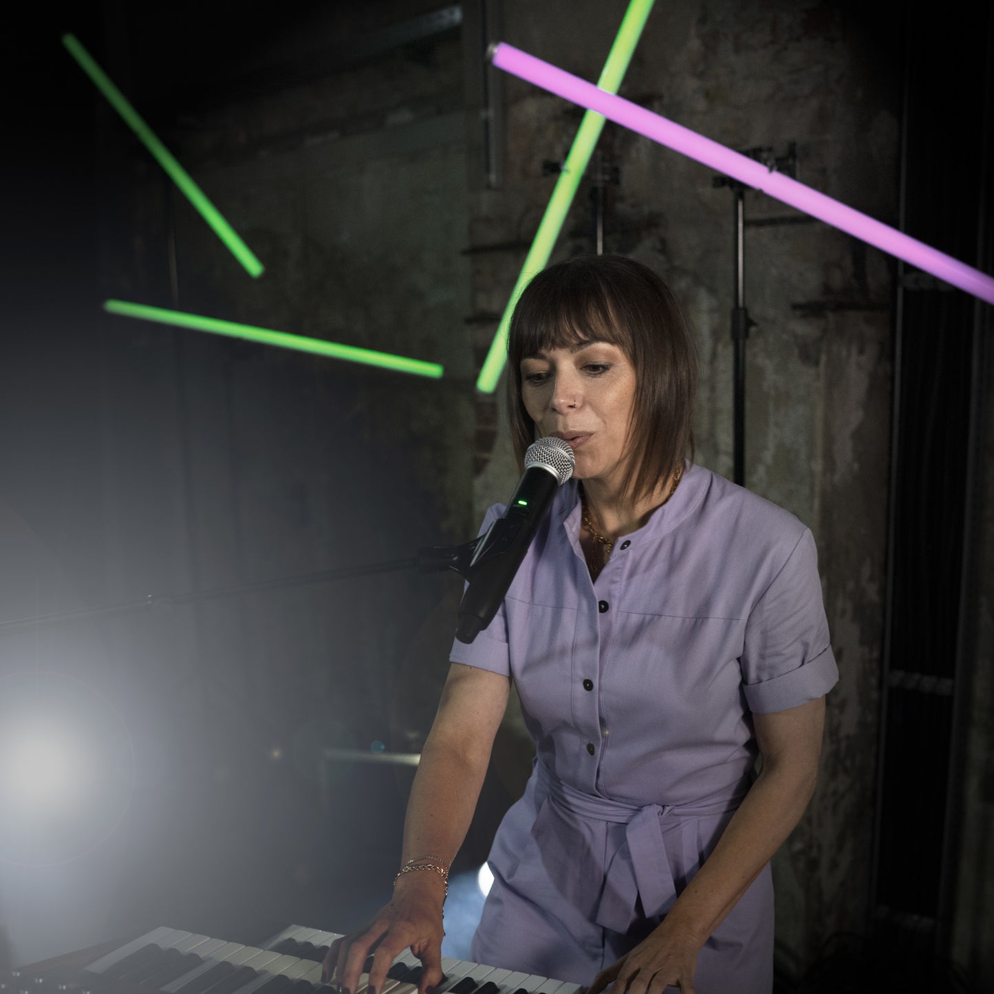 Shure GLXD2+/SM58 Dual Band Handheld Microphone Transmitter lifestyle 1